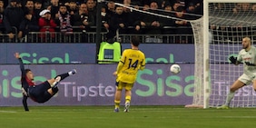 Il Cagliari travolge il Verona per 4-0 e vede la salvezza: che gol di Kilicsoy