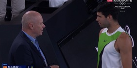 Rabbia Alcaraz per la chiusura parziale del tetto, Djokovic negli spogliatoi: quanta tensione alla finale degli Australian Open!