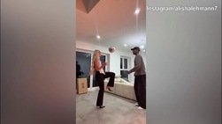 Alisha Lehmann, acrobazie in coppia con Montel McKenzie