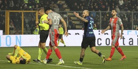 Il tifoso dell'Inter che ha lanciato il petardo contro Audero è in condizioni critiche