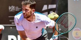 Shock in Argentina: tennista minacciato e scortato in campo. Il match si gioca a porte chiuse