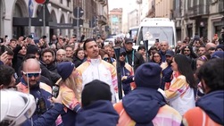 Ibrahimovic tedoforo: la posa è come per un gol