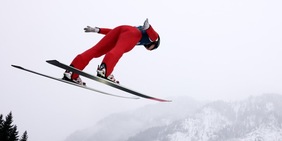 Pene più grande nelle tute dei saltatori: il mistero infiamma Milano Cortina