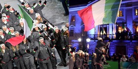 Italia, che sfilata a Cortina: show di Mosaner e Brignone con la bandiera