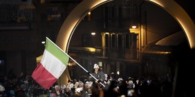 Brignone sulle spalle di Mosaner: il botta e risposta virale con la bandiera