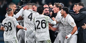 Napoli, vittoria folle a Marassi in dieci: con il Genoa decide Hojlund su rigore al 95'