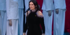 Laura Pausini e l'Inno di Mameli, il gesto di Vasco Rossi e Celine Dion zittisce tutti