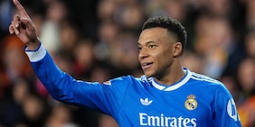 Carreras e Mbappé mantengono il Real Madrid nella scia del Barcellona