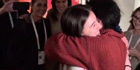 Stefania Constantini e l'emozionante abbraccio con mamma Monica a Casa Italia