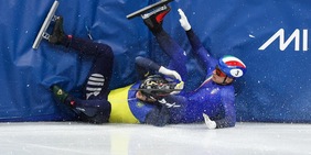 Sighel, che sfortuna: cade sopra l'ucraino Handei e non viene ripescato dopo il var, è fuori!