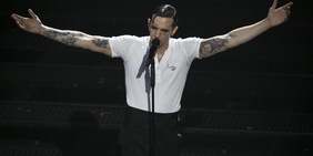 Milano Cortina 2026, Achille Lauro protagonista alla cerimonia di chiusura