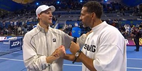 Sinner vince a Doha e viene intervistato da un ex calciatore: e sugli spalti spunta un ex Psg...