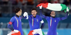 Speed skating, l'Italia vince l'oro in finale con gli Usa: Lollobrigida si emoziona in tribuna!
