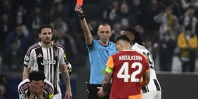Moviola Juve-Galatasaray, Pinheiro fermo subito: la folle espulsione di Kelly