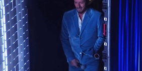 Gaffe Sanremo, Raf pizzicato mentre si sistema il pantalone prima di esibirsi: la foto è virale sui social