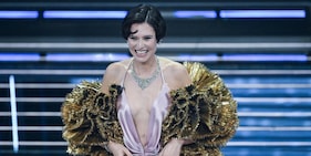 Bianca Balti radiosa, bellissima e...sexy a Sanremo: l'abito incanta l'Ariston