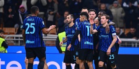 L'Inter rialza la testa dopo il Bodo: Dimarco e Calhanoglu stendono il Genoa, Chivu infila l'ottava vittoria consecutiva in campionato e vola a +13 sul Milan