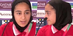 Le lacrime di una calciatrice dell'Iran commuovono il mondo: il racconto di una conferenza storica