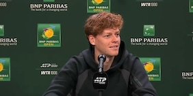 Sinner show anche fuori dal campo, la battuta a un giornalista fa ridere tutti: “Cosa non mi piace? Questo…”