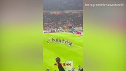 Milan, Elena Santarelli festeggia il derby in tribuna per il "suo" Corradi