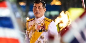 Il re più ricco del mondo: 17.000 case, 38 aerei privati, 300 auto e 52 barche placcate in oro