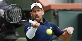 Djokovic e la teoria che gira sui social sul fastidio all'avambraccio prima della sfida a Draper: "E se fosse solo..."