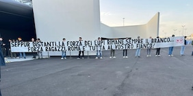 La Roma parte per Bologna: lo striscione da brividi dei tifosi