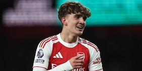 Premier League, l'Arsenal vince con il 2009 da record Dowman. Pari City, Chelsea ko