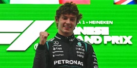 F1, Gp Cina: Antonelli trionfa davanti a Russell, Hamilton terzo dopo la lotta con Leclerc