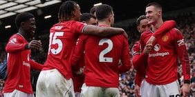 L'Aston Villa pensa all'Europa League e ne prende tre dal Manchester United