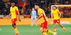 Thauvin segna su assist di Abdulhamid, il Lens strapazza l'Angers ed è primo in Ligue 1 aspettando il Psg