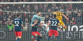 Ekkelenkamp e Davis trascinano l'Udinese: il Genoa di De Rossi resta fermo al palo
