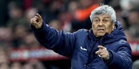 Paura per Lucescu, malore improvviso durante l'allenamento della Romania: "Trasportato d'urgenza in un ospedale"