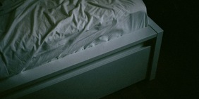 Perché sempre più persone mettono un bicchiere di aceto sotto il letto