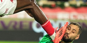 Donnarumma colpito da Singo: il calcio in faccia al portiere italiano diventa la foto dell’anno