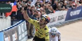 Parigi-Roubaix, Pogacar si inchina a Van Aert: l'ultima Monumento resta una chimera