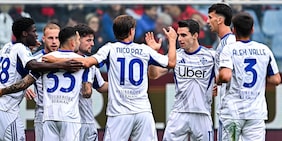 Fabregas batte il Genoa e aggancia la Roma: De Rossi ko, decisivi Douvikas e Diao