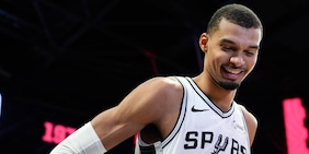 Wembanyama torna in campo e trascina gli Spurs nei playoff Nba, volano i Celtics