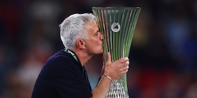 Mourinho, le parole da brividi sulla Roma fanno commuovere: "Il posto più bello, nessuno tocchi i tifosi". E su Chivu...