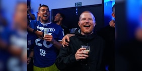 Impresa Ipswich Town, è Premier League: Ed Sheeran scatenato con i giocatori