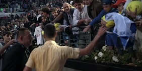 Djokovic e il gesto da campione a Roma dopo la sconfitta: resta in campo e stupisce il pubblico