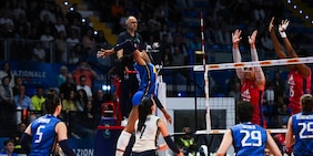 Parte bene l'Italia di Velasco: superata la Francia in tre set