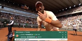 Il cameraman si avvicina troppo, Djokovic si infuria e reagisce così a Parigi