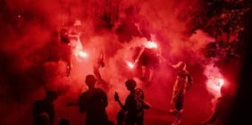 Guerriglia a Parigi dopo la vittoria del Psg in Champions: c'è un morto nel bilancio drammatico degli scontri