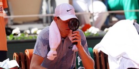 McEnroe scherza su Sinner: la battuta sul caldo e quel riferimento al quarto set contro Cerundolo