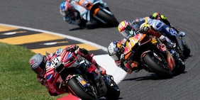 Marc Marquez torna a ruggire e trionfa in Ungheria. Acosta e Bagnaia sul podio, Bezzecchi e Martìn cadono subito