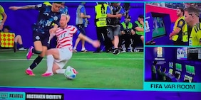 Intervento storico del Var in Usa-Paraguay ai Mondiali: l'arbitro ha preso una decisione mai vista