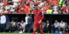 Cristiano fermo tra i giganti