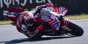 MotoGP, Brno: Marquez trionfa davanti ad Ogura e Bagnaia. Bezzecchi squalificato resta leader del Mondiale