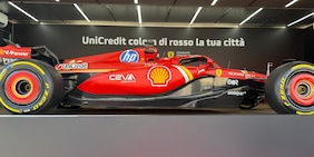 Ferrari accende Piazza Municipio a Napoli